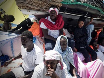 FOTO: Migrantes a bordo del Aquarius. / VÍDEO: EL PAÍS, a bordo del 'Aquarius'.