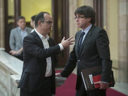Jordi Turull y Carles Puigdemont, en el Parlament en 2016.