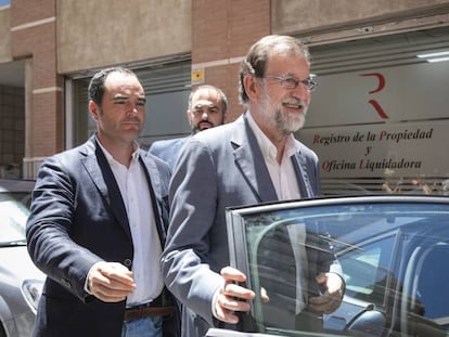 El expresidente del Gobierno Mariano Rajoy a la salida del Registro de la Propiedad de Santa Pola.