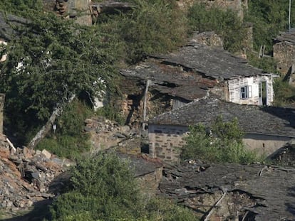 Vista de las ruinas de Santoalla do Monte (Petín). En vídeo, Verfondern graba a Rodríguez en 2009.