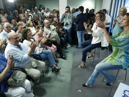 María Dolores de Cospedal, antes de comenzar su intervención en el acto con militantes en Barcelona.
