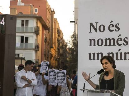 Ada Colau, inaugurando el contador de muertos en el Mediterráneo. En vídeo, declaraciones de Colau el pasado 11 de junio sobre la acogida de refugiados en Barcelona.