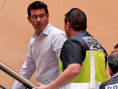 El alcalde de Ontinyent y presidente de la diputación de Valencia, Jorge Rodríguez, llega al ayuntamiento custodiado por agentes de la UDEF.