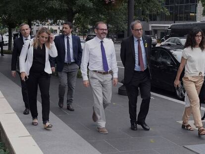 El presidente de la Generalitat de Cataluña, Quim Torra (2d), camina por Washington con algunos miembros de su comitiva. En vídeo, declaraciones de Pedro Sánchez.