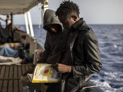 Migrantes, en el Open Arms, ayer. En vídeo, la periodista de EL PAÍS María Martín informa desde el Open Arms y el Astral.
