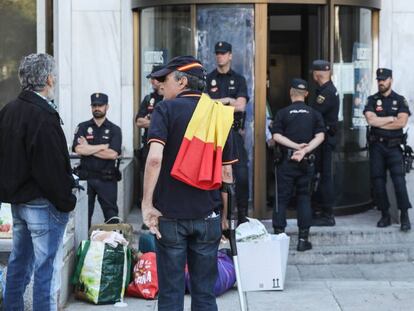 La policía desaloja el edificio okupado por Hogar Social Madrid. En vídeo, funcionamiento de Hogar Social.