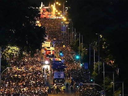 Una multitud observaba anoche el desfile de carrozas en el paseo de la Castellana. En vídeo: El Día del Orgullo reúne a todos los partidos políticos, menos al PP que no fue invitado.