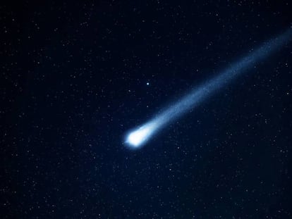 Un cometa en el cielo.
