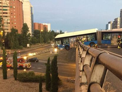 Estado en que ha quedado el autobús de la EMT tras el accidente.