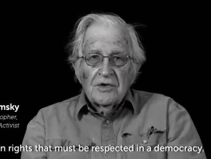 Noam Chomsky, en un momento del vídeo.