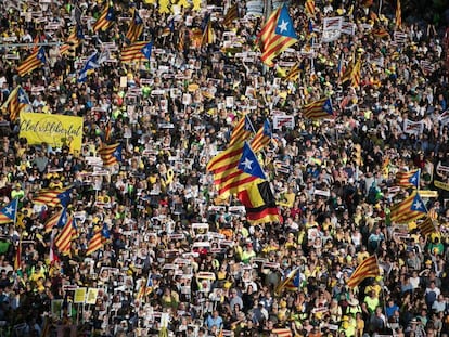 Manifestación en Barcelona para pedir la libertad de los políticos presos. En vídeo, declaraciones de Roger Torrent, presidente del Parlament, sobre la situación política actual de Cataluña.