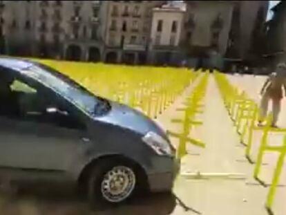 El coche pasando por encima de las cruces.