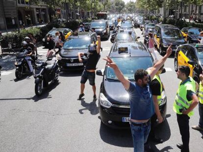 Los taxistas protagonizan una marcha lenta de protesta por la Gran Via este viernes.