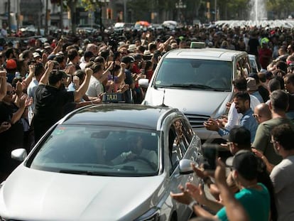 Los taxistas mantienen cortada parte de la Gran Vía de Barcelona.