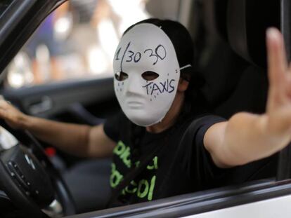 FOTO: Un taxista, durante la huelga en Barcelona. / VÍDEO: Declaraciones del portavoz de Élite Taxi, Alberto Álvarez.