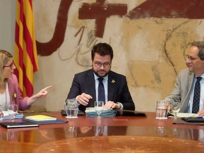 De izquierda a derecha, la consejera de Presidencia, Elsa Artadi, el vicepresidente Pere Aragonés y el president, Quim Torra.