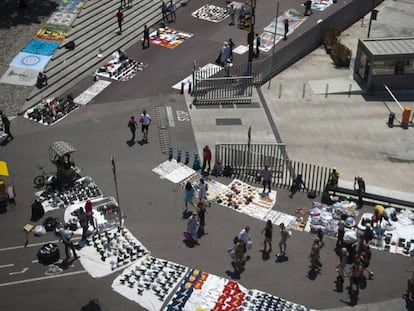 El paseo Joan de Borbó es uno de los puntos neurálgicos del top manta. En el vídeo, la agresión al turista.