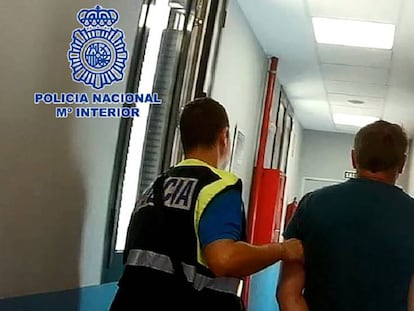El pedófilo durante su detención. En vídeo: La portavoz de la Policía Nacional Elisa Rebolo explica la investigación.