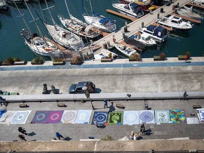 Top manta' en el Port Vell de Barcelona.