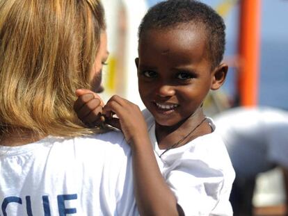 Un niño es atendido a bordo del 'Aquarius'.