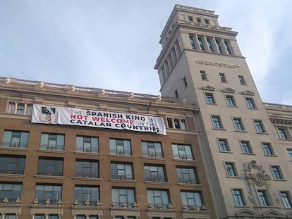 Pancarta contra la presència del Rei, a la plaça de Catalunya.