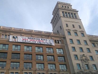 Pancarta contra Felipe VI en la Plaza Catalunya de Barcelona, este viernes.