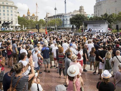 Homenaje a las víctimas en la plaza de Catalunya. En vídeo: El Rey preside en Barcelona el acto.