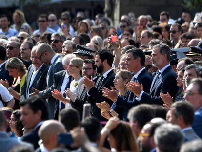El Rey, junto a Pedro Sánchez y autoridades del Estado y de Cataluña, en el homenaje en la plaza de Catalunya. En vídeo, la tensión entre separatistas y monárquicos en los homenajes por las víctimas de los atentados (ATLAS)