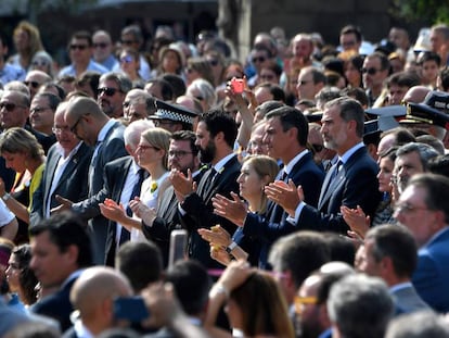 El Rey, junto a Pedro Sánchez y autoridades del Estado y de Cataluña, en el homenaje en la plaza de Catalunya. En vídeo, la tensión entre separatistas y monárquicos en los homenajes por las víctimas de los atentados (ATLAS)
