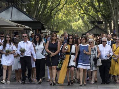 Homenaje a las víctimas del 17-A en La Rambla / En vídeo, toda España se une a los homenajes de Barcelona y Cambrils (ATLAS)