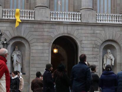 Lazo amarillo en el Ayuntamiento de Barcelona. ATLAS