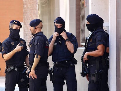 Agentes de los Mossos ante el edificio donde residía el atacante.