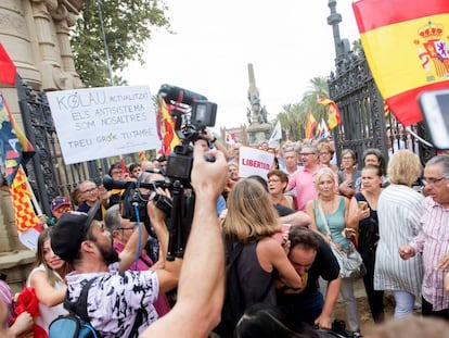 Un cámara de televisión, en el centro de la imagen, es increpado durante la concentración convocada este miércoles por Ciudadanos. En vídeo: Así ha sido la agresión.