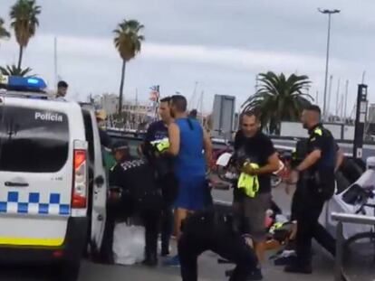 Nueva pelea durante una redada entre Guardia Urbana y manteros en Barcelona.