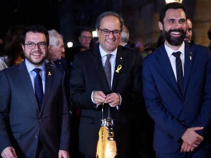 Quim Torra, en el centro, junto a Roger Torrent (derecha) y Pere Aragonés.