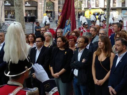 Colau, con lazo amarillo en la solapa, en la ofrenda a Rafael Casanova, flanqueada por concejales de su gobierno y del PDeCAT, ERC y el PSC. En vídeo, Colau lamenta la ausencia en la Diada de los políticos presos.