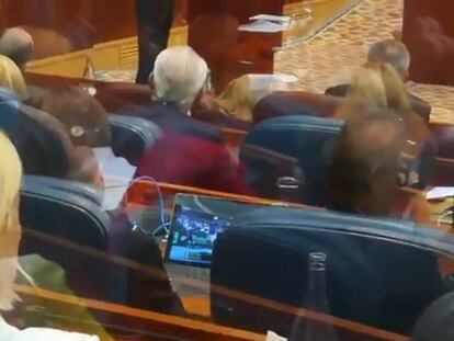 Una imagen del vídeo del periodista Javier Bañuelos en la que se ve a García de Vinuesa viendo el tenis en el debate sobre el estado de la región.