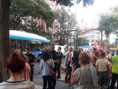 El Samur atiende a los pasajeros del metro afectados en Príncipe de Vergara. Luca Constantini. Vídeo: Luis Almodóvar, Fernando Peinado.