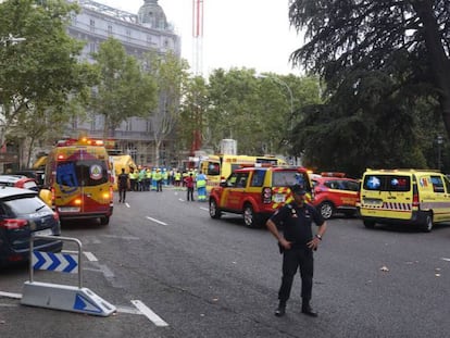 Equipos de emergencia, en el hotel Ritz de Madrid. En vídeo, declaraciones de Eugenio Amores, jefe del cuerpo en el Ayuntamiento de Madrid.