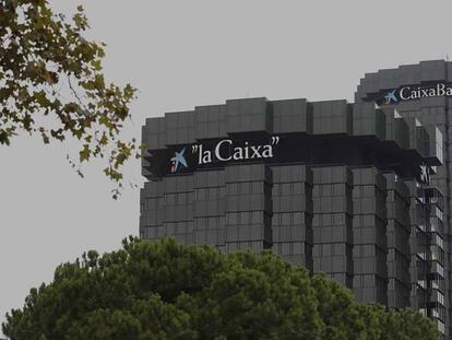 Sede de CaixaBank en Barcelona. En vídeo, declaraciones de la consellera Àngels Chacón.