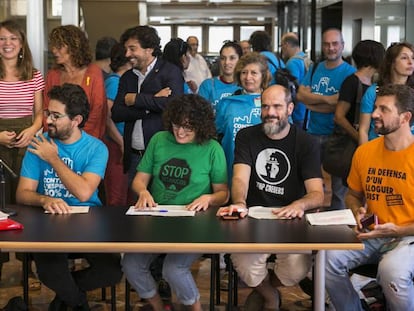 Entidades vecinales y representantes de Barcelona en Comú, PSC y ERC antes de la aprobación de la modificación del PGM. En vídeo, declaraciones de Ada Colau.