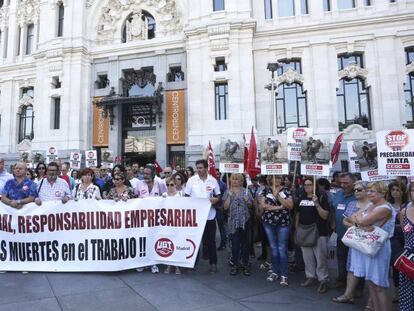 Concentracion contra la siniestralidad laboral frente al Ayuntamiento de Madrid. En vídeo, en el momento del derrumbe había más de 100 obreros trabajando en el Hotel Ritz.