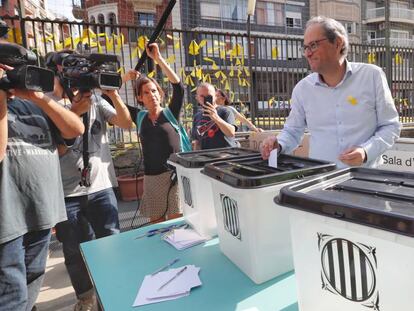 Quim Torra desposita su voto en el lugar donde votó en el referéndum del 1-O.