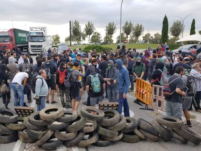 Miembros de los CDR cortan el tráfico en el CIM Vallès (Barcelona).