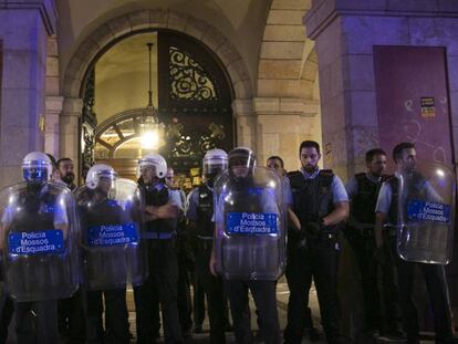 Els Mossos carreguen per evitar que radicals independentistes ocupin el Parlament