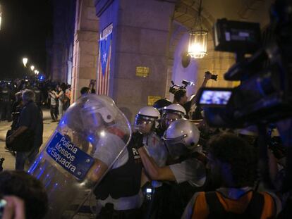 Intento de asalto al Parlament tras los actos del aniversario del 1 de octubre.