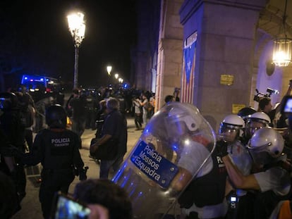 Altercados a las puertas del Parlament en el aniversario del 1 de octubre entre manifestantes independentistas y los Mossos, en Barcelona. Massimiliano Minocri EL PAÍS. En vídeo, declaraciones de Toni Castejón, del Sindicato de Mossos d'Esquadra. Atlas