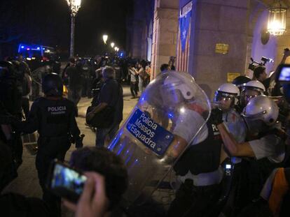 Los Mossos intentan desalojar la puerta del Parlament durante los altercados del pasado lunes en Barcelona.