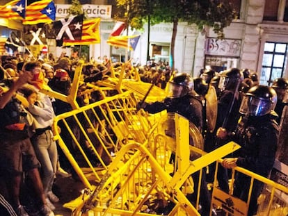 Protesta a Girona, dilluns. En vídeo, els Mossos i els CDR a les portes del Parlament.