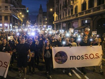 Manifestación de los Mossos d'Esquadra en Barcelona / En vídeo, los Mossos se quejan del desamparo del Govern (ATLAS)